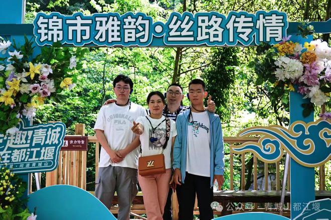 城山都江堰太火爆NPC白娘子被求合影到宕机AG真人游戏第一品牌顶流实锤！这个五一青(图16)