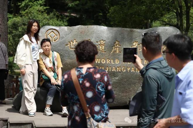 城山都江堰太火爆NPC白娘子被求合影到宕机AG真人游戏第一品牌顶流实锤！这个五一青(图11)