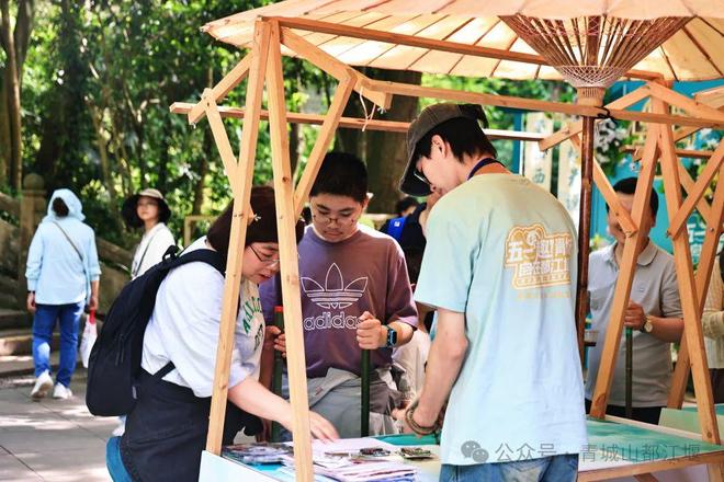 城山都江堰太火爆NPC白娘子被求合影到宕机AG真人游戏第一品牌顶流实锤！这个五一青(图14)