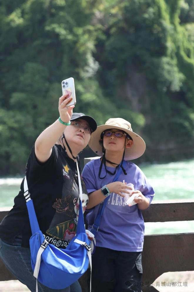 城山都江堰太火爆NPC白娘子被求合影到宕机AG真人游戏第一品牌顶流实锤！这个五一青(图9)