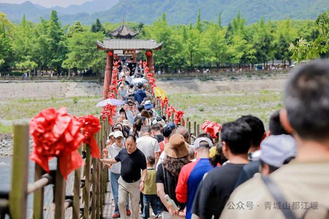 城山都江堰太火爆NPC白娘子被求合影到宕机AG真人游戏第一品牌顶流实锤！这个五一青(图10)