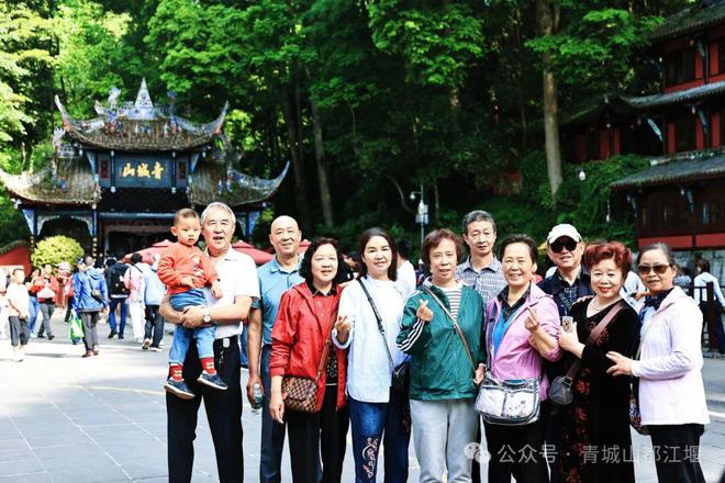 城山都江堰太火爆NPC白娘子被求合影到宕机AG真人游戏第一品牌顶流实锤！这个五一青(图22)