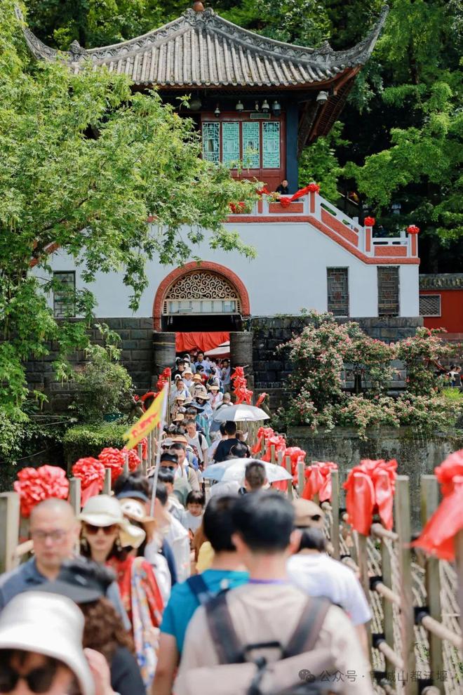 城山都江堰太火爆NPC白娘子被求合影到宕机AG真人游戏第一品牌顶流实锤！这个五一青(图12)