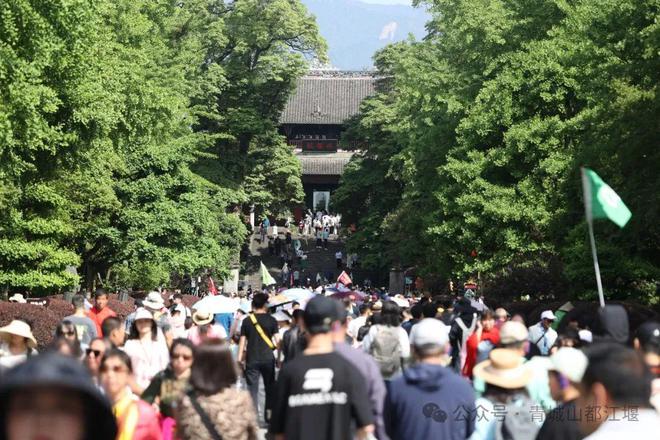 城山都江堰太火爆NPC白娘子被求合影到宕机AG真人游戏第一品牌顶流实锤！这个五一青(图17)