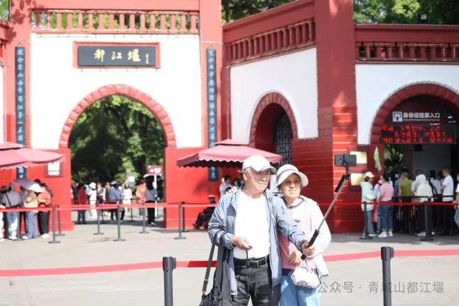 城山都江堰太火爆NPC白娘子被求合影到宕机AG真人游戏第一品牌顶流实锤！这个五一青(图15)