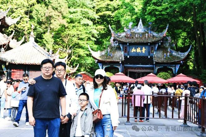 城山都江堰太火爆NPC白娘子被求合影到宕机AG真人游戏第一品牌顶流实锤！这个五一青(图27)